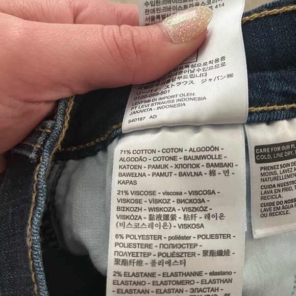 2 for $60 SALE! ⭐️ Levi’s high rise cut off shorts in Chelsea Scrape - Dark Wash - Picture 7 of 9